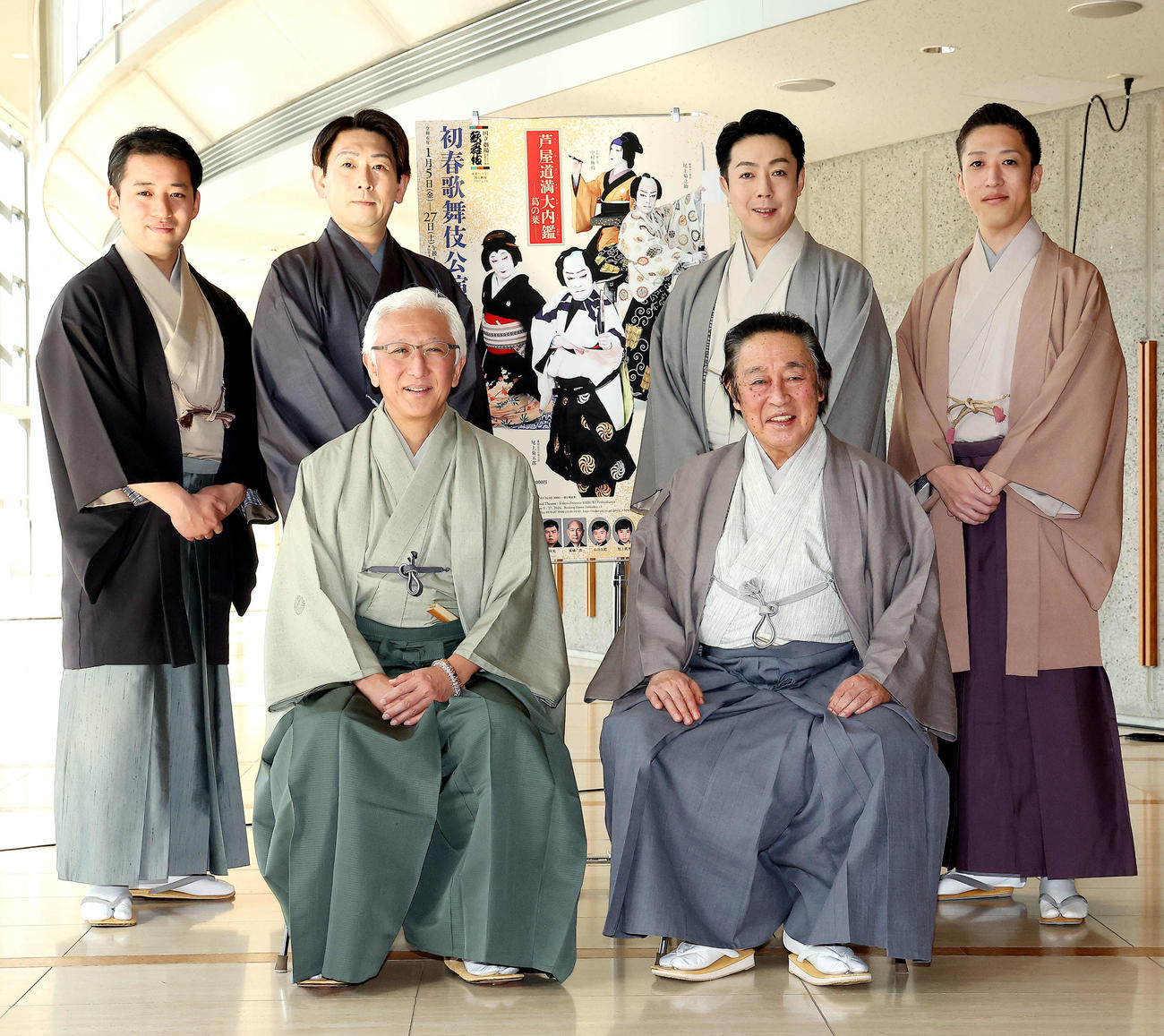 フォトセッションに臨む、前列左から中村時蔵、尾上菊五郎、後列左から中村萬太郎、坂東彦三郎、尾上菊之助、中村梅枝（撮影・河田真司）
