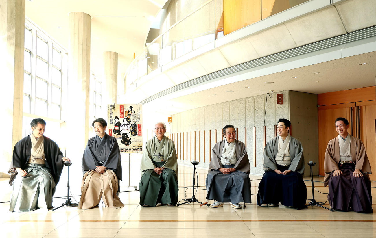 取材会に臨む左から中村萬太郎、坂東彦三郎、中村時蔵、尾上菊五郎、尾上菊之助、中村梅枝（撮影・河田真司）