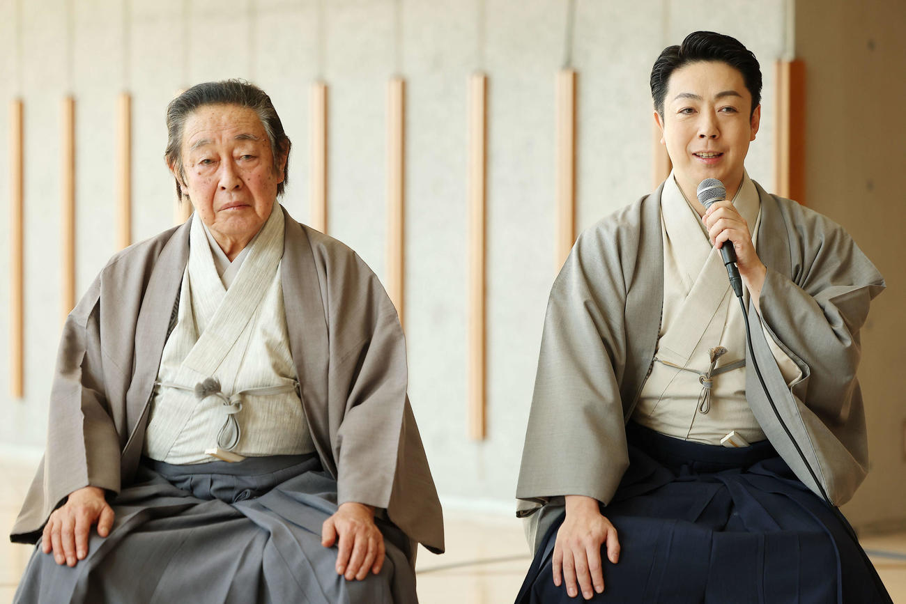 取材会に臨む尾上菊五郎（左）と尾上菊之助（撮影・河田真司）