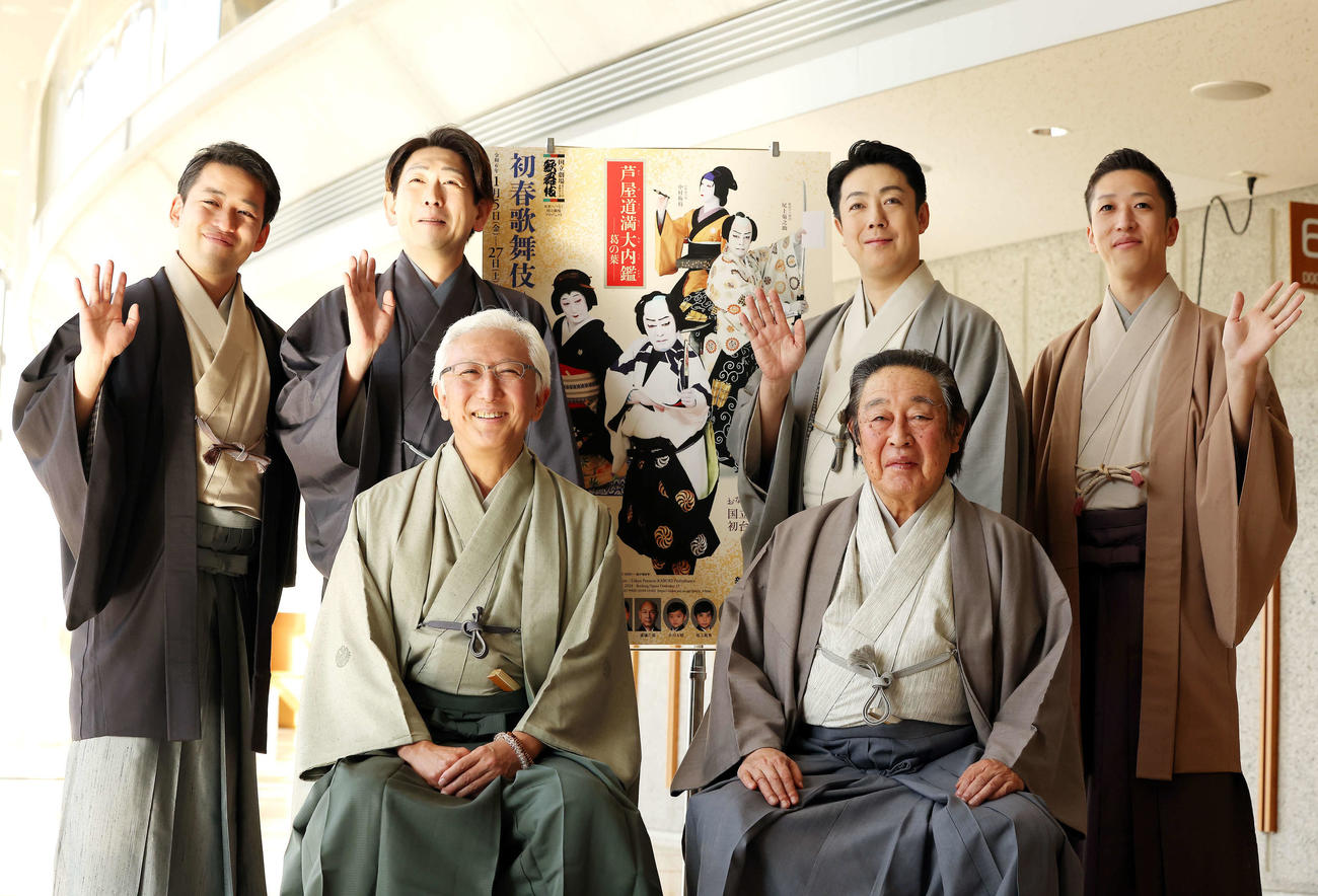 フォトセッションに臨む、前列左から中村時蔵、尾上菊五郎、後列左から中村萬太郎、坂東彦三郎、尾上菊之助、中村梅枝（撮影・河田真司）