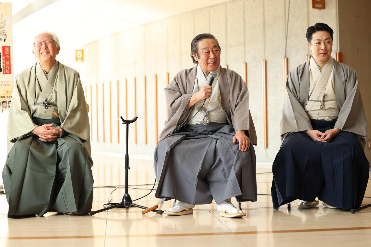 記者の質問に答える尾上菊五郎（中央）。左は中村時蔵、右は尾上菊之助（撮影・河田真司）