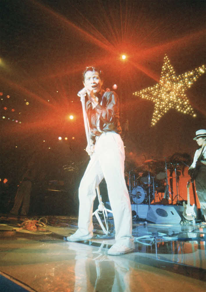 1977年に行われた、第1回目の日本武道館公演で歌唱する矢沢永吉