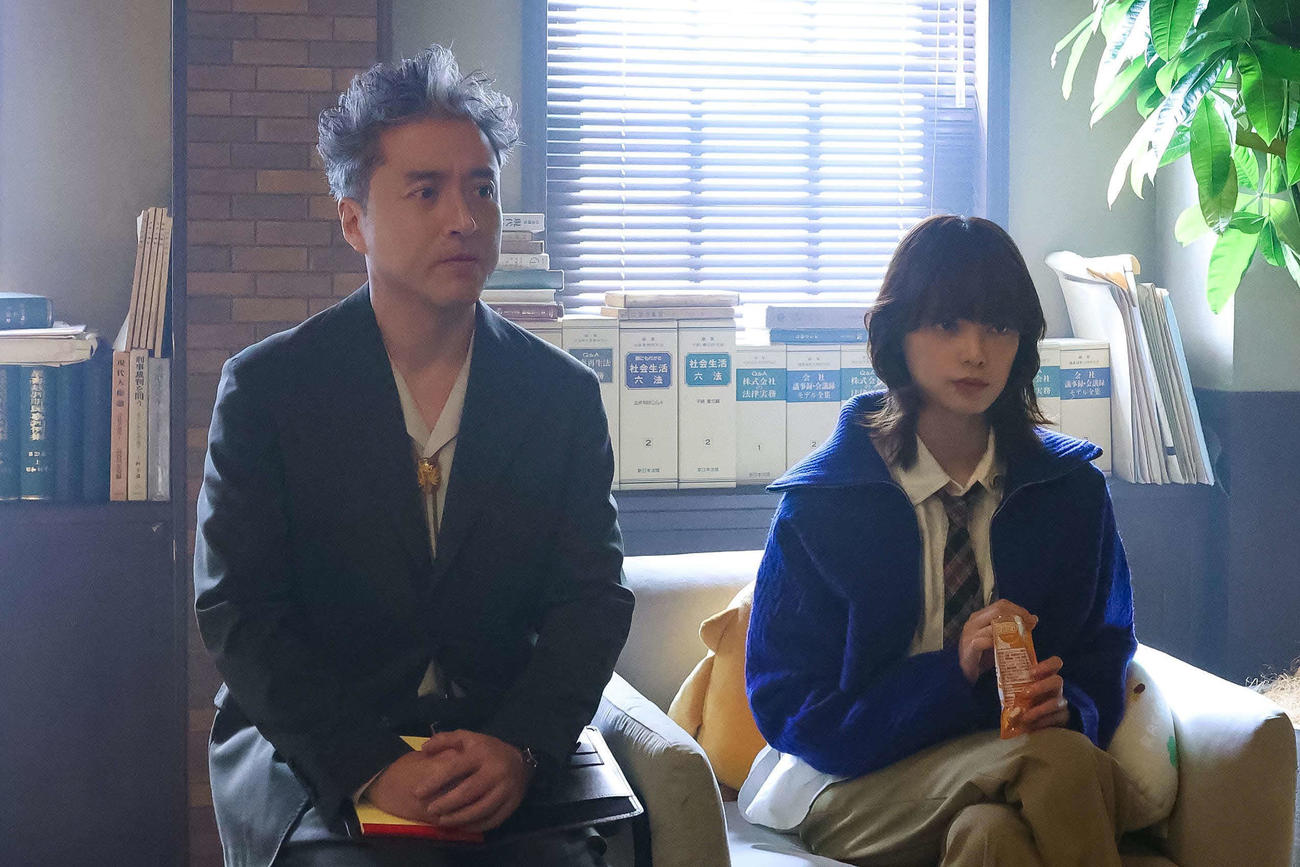 フジテレビ系「うちの弁護士は手がかかる」に出演するムロツヨシ、平手友梨奈(C)フジテレビ