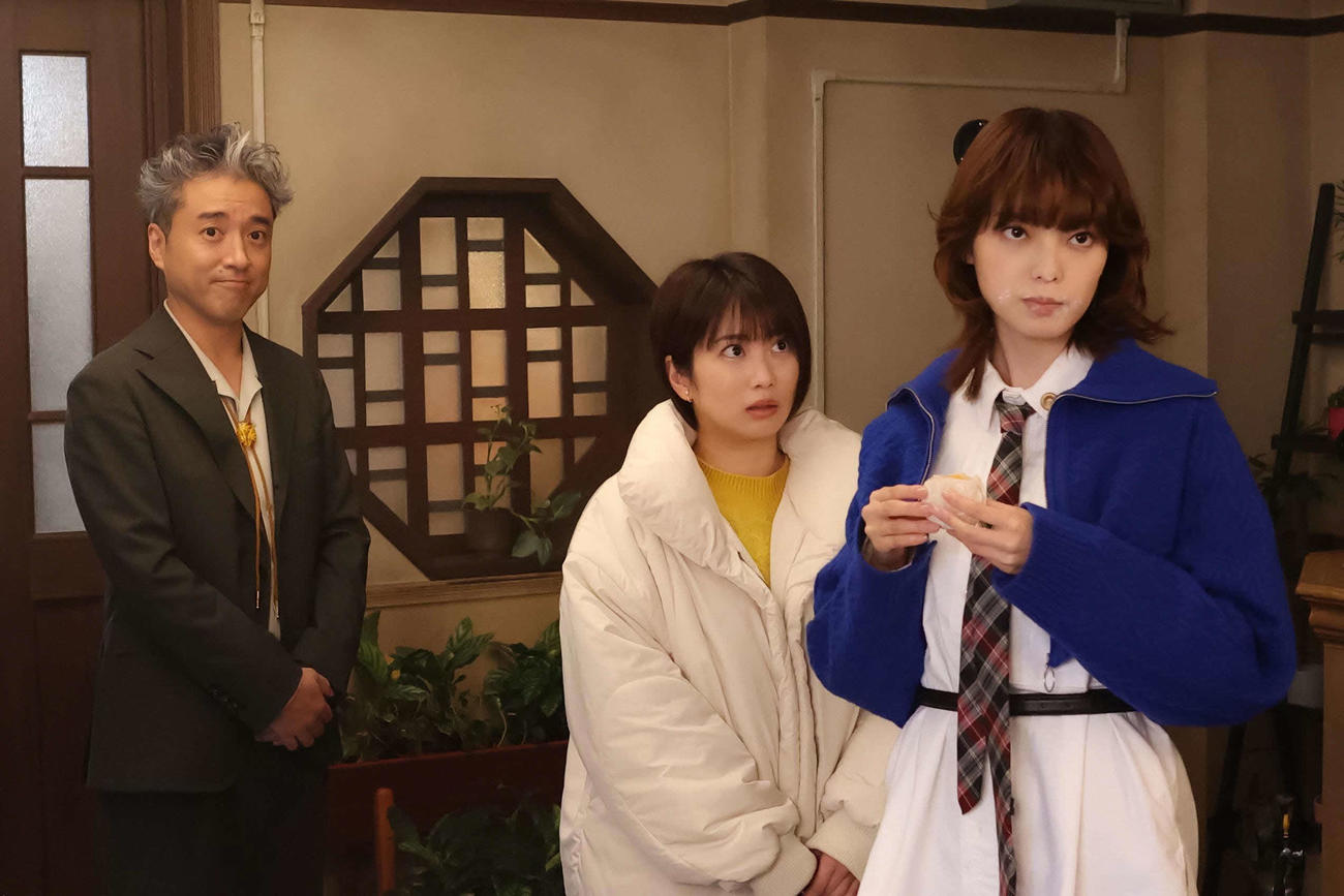 フジテレビ系「うちの弁護士は手がかかる」左からムロツヨシ、志田未来、平手友梨奈(C)フジテレビ