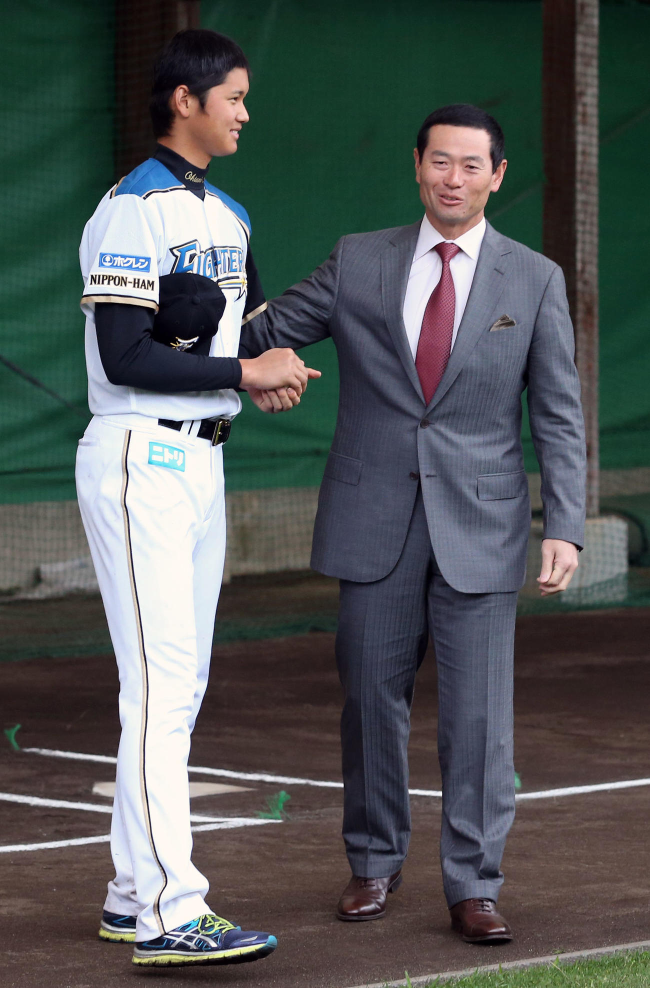 球場を訪れた桑田氏（右）と談笑する日本ハム時代の大谷翔平（2013年2月11日撮影）