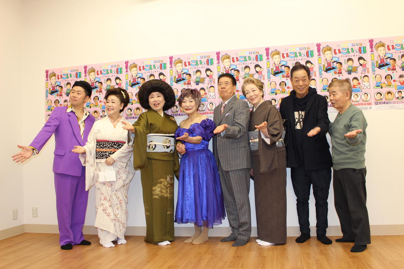 無事に公演を終えた（左から）司会役の吉田裕、中村美律子、藤山直美、末成映薫、西川きよし、西川ヘレン、月亭八方、池乃めだか