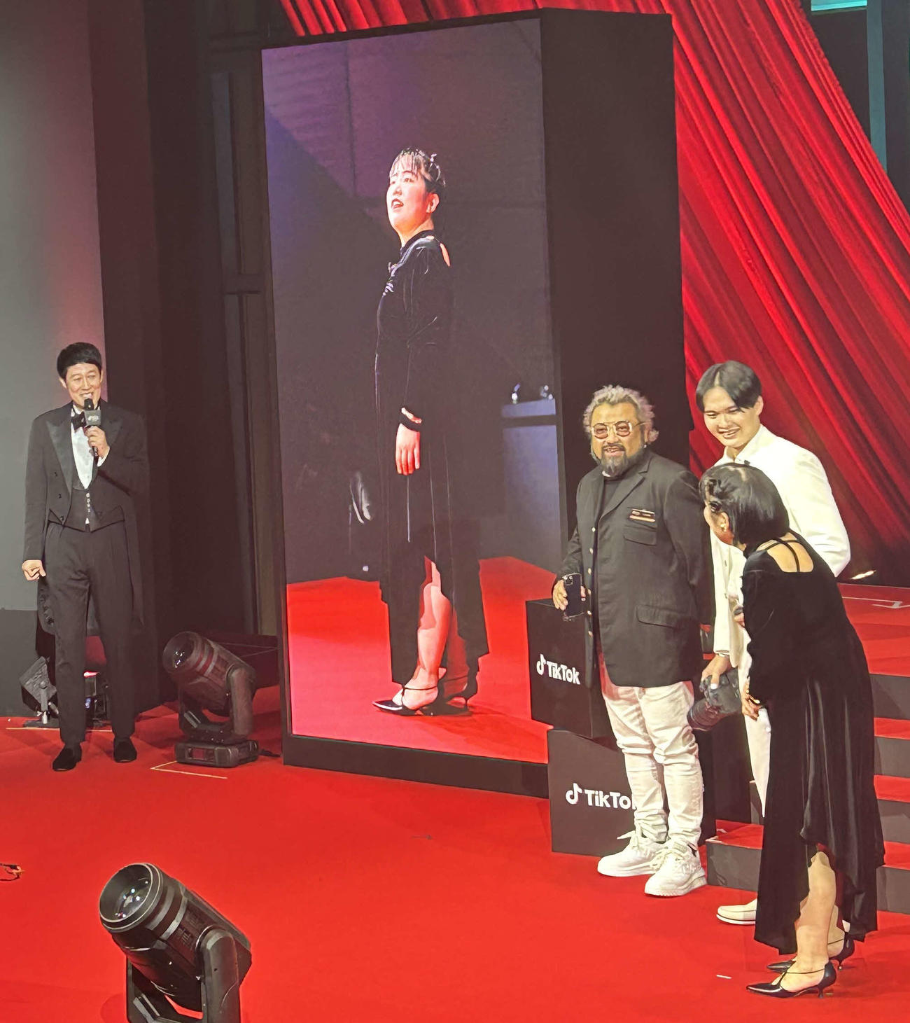「TikTok Awards Japan 2023」でストリートスナップを体験し、撮った写真を眺めるゆりやんレトリィバァ（右端）（撮影・松尾幸之介）