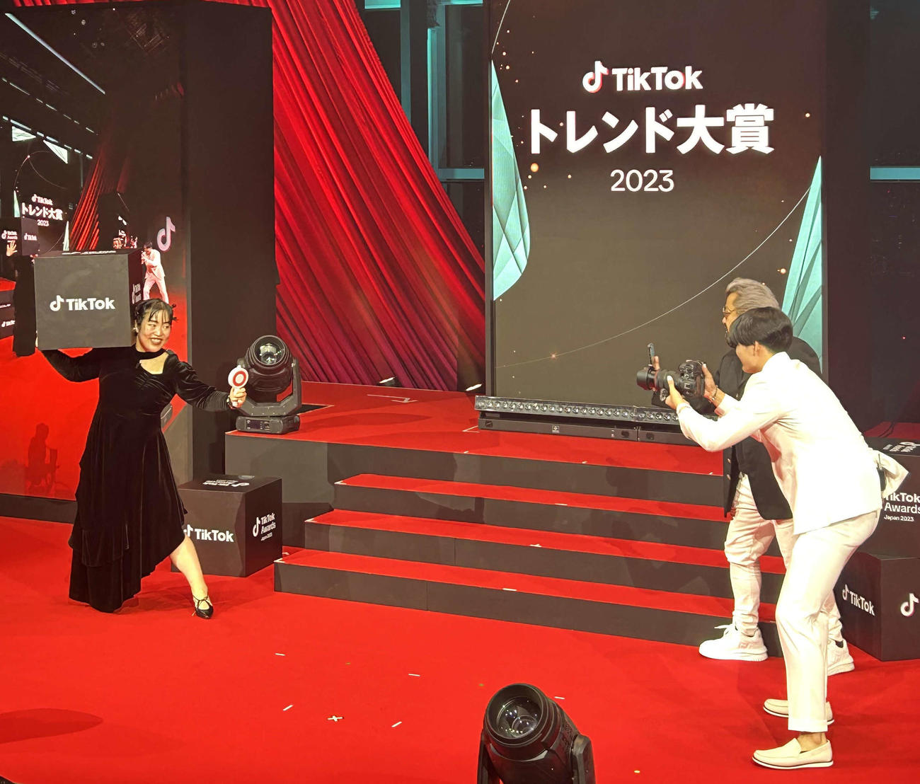 「TikTok Awards Japan 2023」でストリートスナップを体験する、ゆりやんレトリィバァ（左端）（撮影・松尾幸之介）