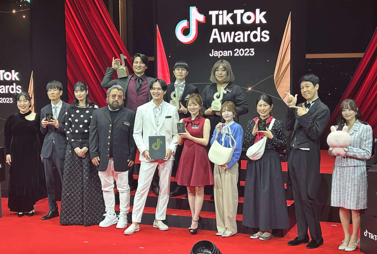 「TikTok Awards Japan 2023」にゲスト出演した、ゆりやんレトリィバァ（前列左端）、MCの小籔千豊（同左から9人目）、森香澄（同10人目）ら（撮影・松尾幸之介）
