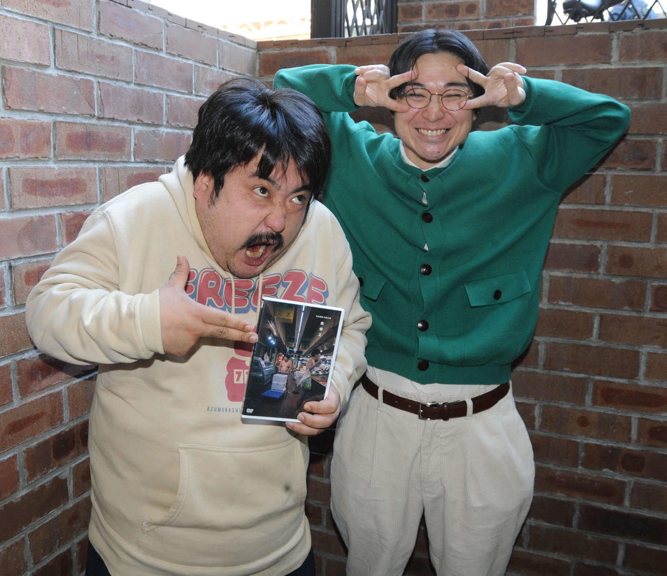 今年の単独公演「無修正」の様子をおさめたDVDを発売した空気階段の鈴木もぐら（左）と水川かたまり（撮影・松尾幸之介）