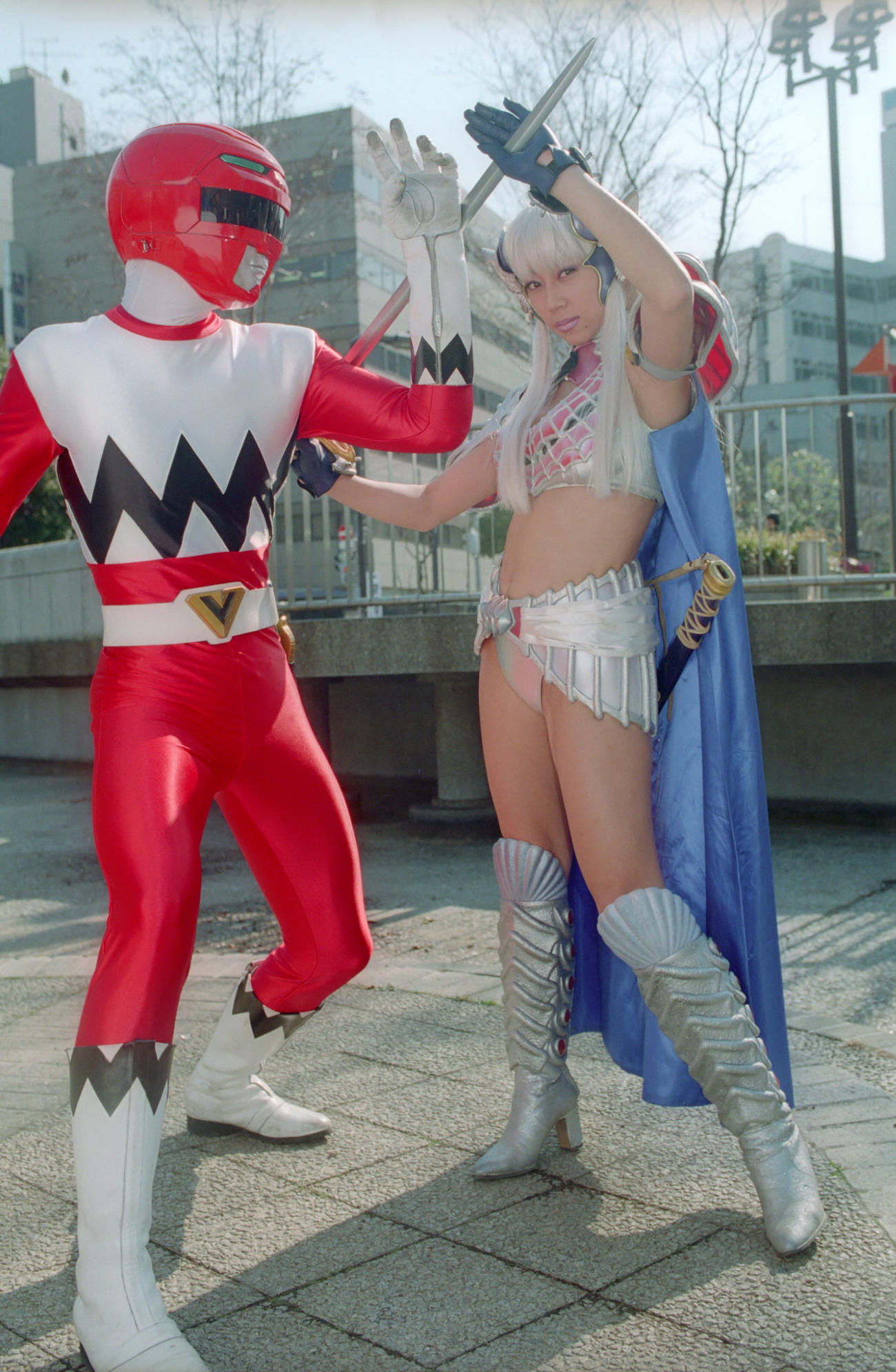 「星獣戦隊ギンガマン」PR来社の様子。右は出演する水谷ケイ（1998年撮影）