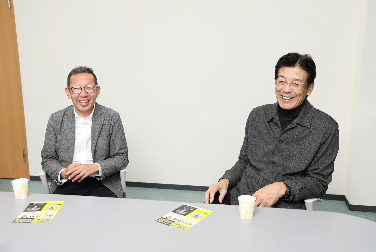 来年1月15日のトークショーに向け意気込みを語った江本孟紀氏（右）とフリーアナウンサーの松本秀夫氏（撮影・足立雅史）