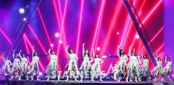 Asia Artist Awardsでパフォーマンスする櫻坂46 (C)STARNEWS