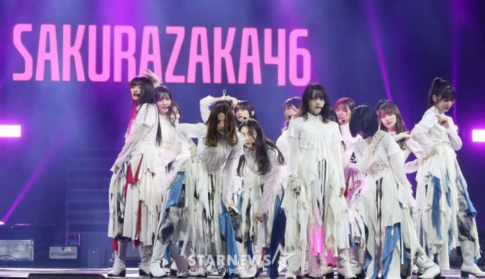 Asia Artist Awardsでパフォーマンスする櫻坂46 (C)STARNEWS