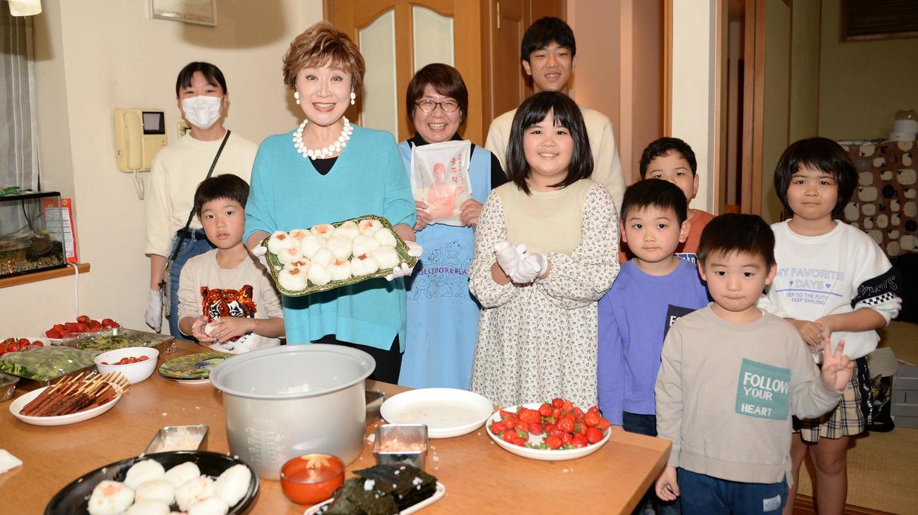 子ども食堂で子どもたちとおにぎりを作った小林幸子（左から3人目）