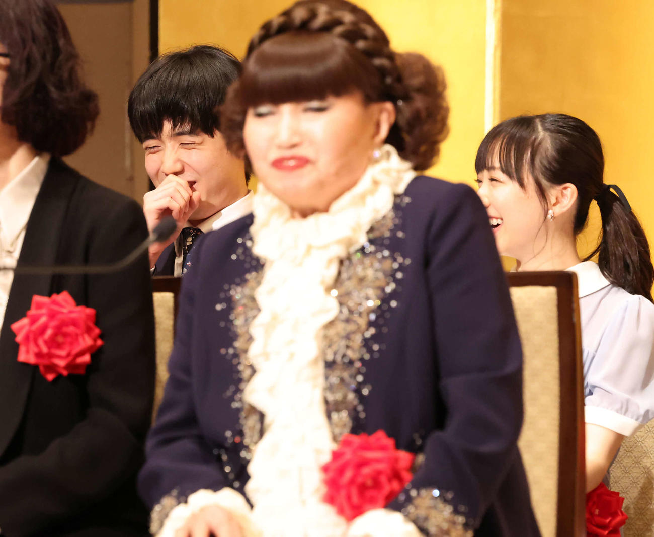 黒柳徹子（手前）の「藤井評」に笑い出す藤井聡太八冠（撮影・丹羽敏通）