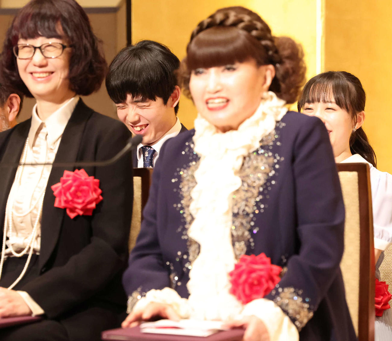 黒柳徹子（手前）の「藤井評」に笑い出す藤井聡太八冠（撮影・丹羽敏通）