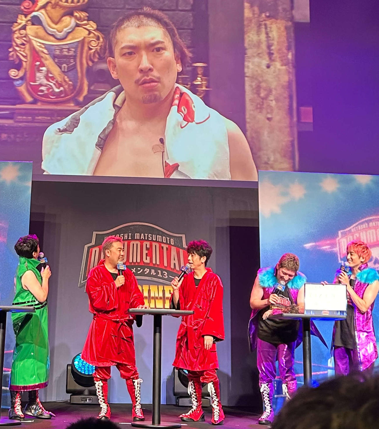 「『HITOSHI MATSUMOTO Presents　ドキュメンタル』シーズン13 COMBINED」配信記念決起集会でみせた丸刈り姿を紹介されるEXITのりんたろー。（左から4人目）（撮影・松尾幸之介）