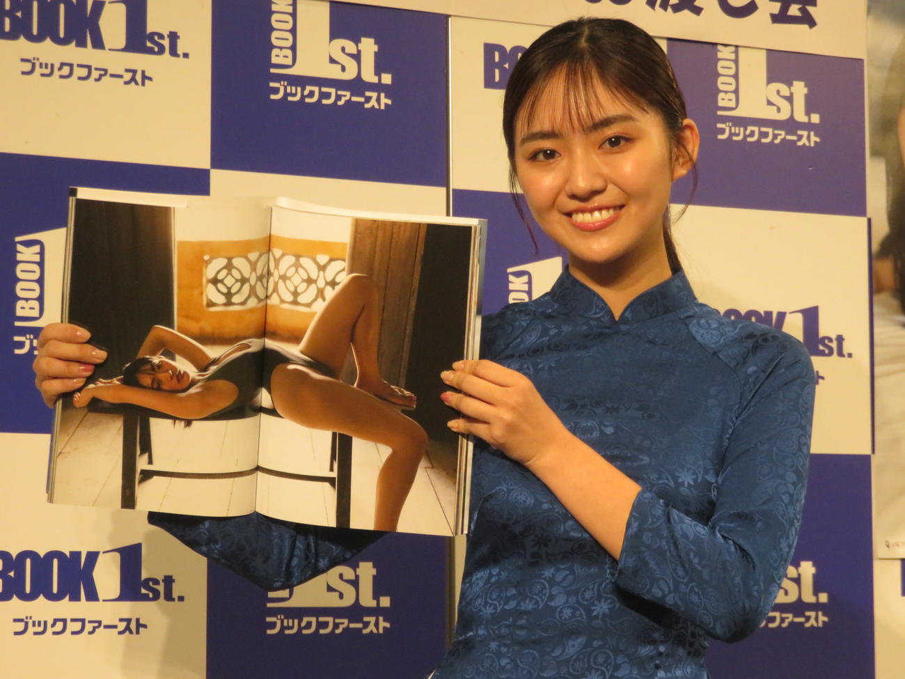 写真集「Good to see Moon」のお気に入りのページを披露する豊田ルナ