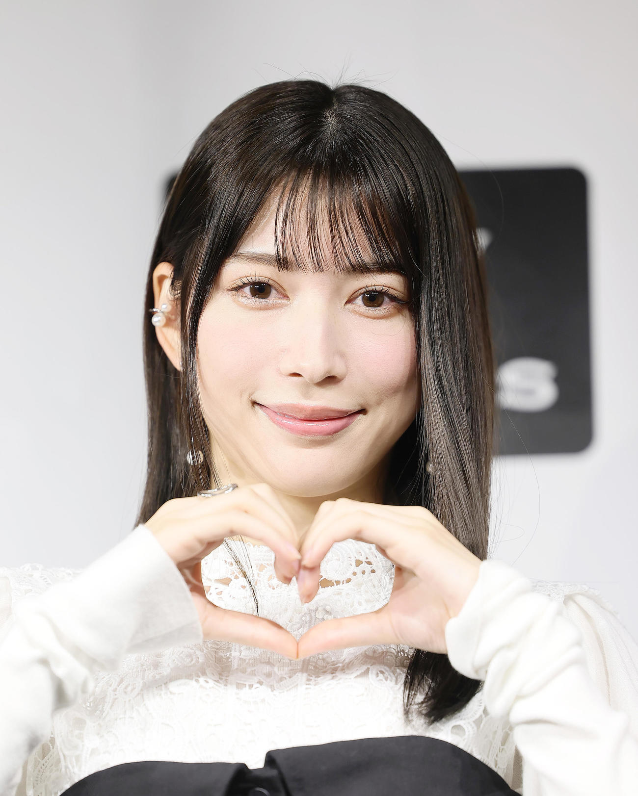 イベントに登場し、ハートポーズを決める雪平莉左（撮影・足立雅史）