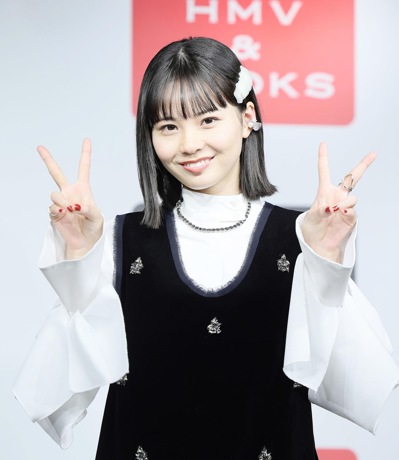カレンダー発売記念イベントに登場し、笑顔でピースする新谷ゆづみ（撮影・足立雅史）
