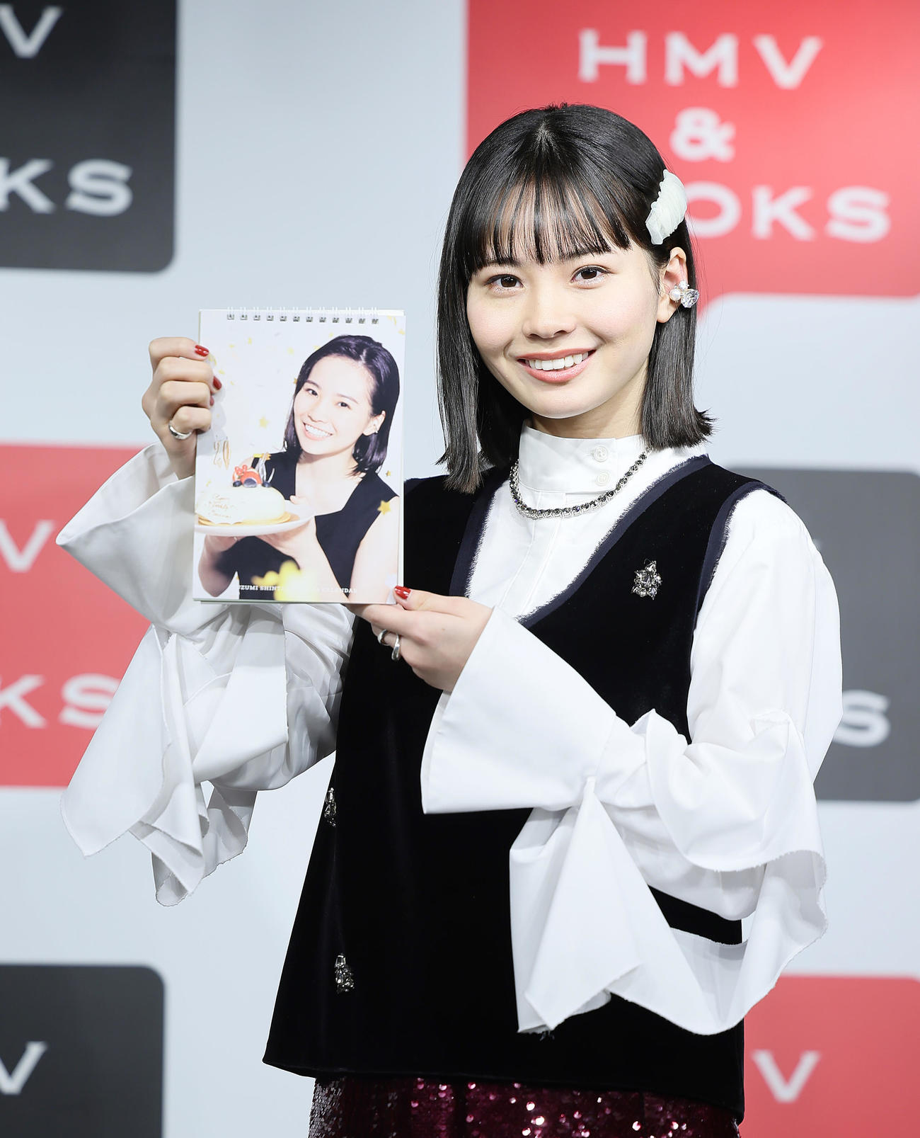カレンダー発売記念イベントに登場し、笑顔を見せる新谷ゆづみ（撮影・足立雅史）