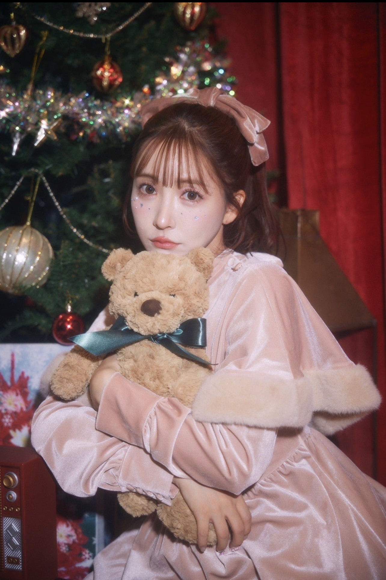 リボンをつけたポニーテール姿でぬいぐるみを持つ三上悠亜（MISTREASSの公式X（旧Twitter）から）