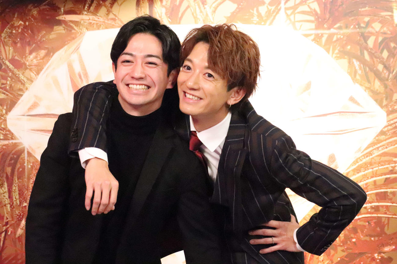 ABEMAオリジナル新作番組「LOVE CATCHER Japan」レセプションパーティーに登壇した大倉士門（右）と急きょ会場に駆けつけた、同番組参加者で弟の大倉亞門（撮影・加藤理沙）