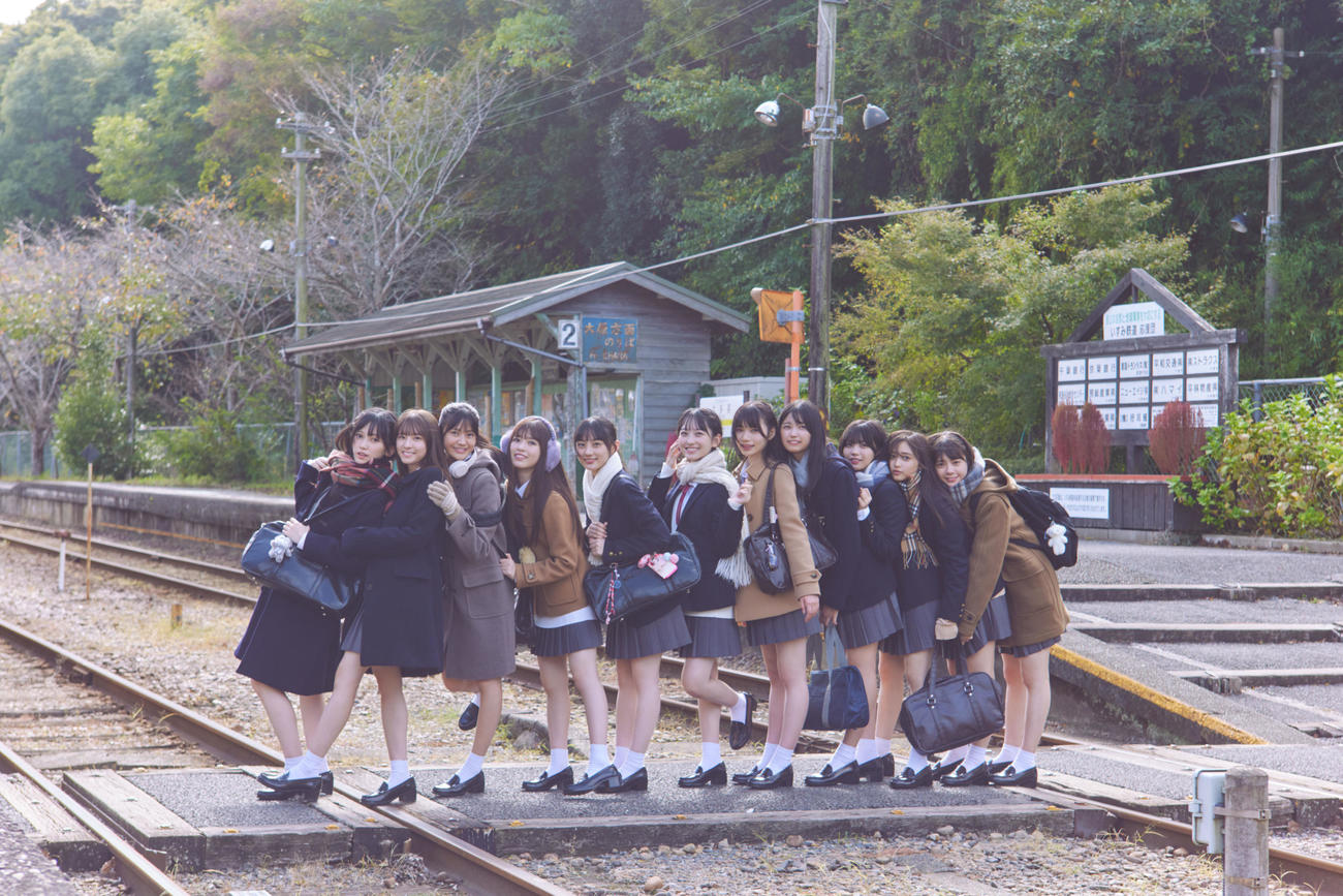 乃木坂46の5期生写真集の先行カット。左から池田瑛紗、菅原咲月、奥田いろは、小川彩、川崎桜、一ノ瀬美空、岡本姫奈、五百城茉央、中西アルノ、井上和、冨里奈央（撮影／Sakai De Jun）