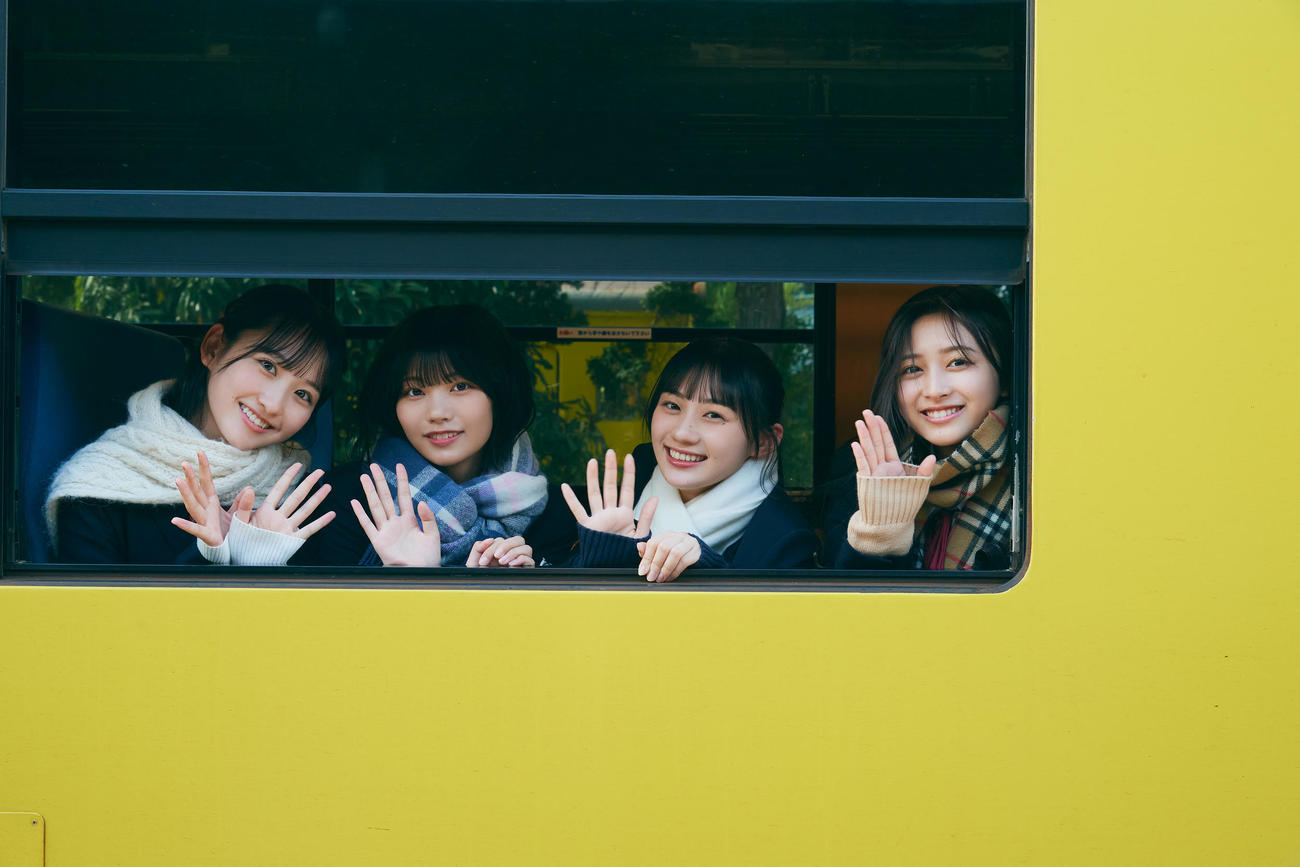乃木坂46の5期生写真集の先行カット。左から一ノ瀬美空、中西アルノ、川崎桜、井上和（撮影／Sakai De Jun）