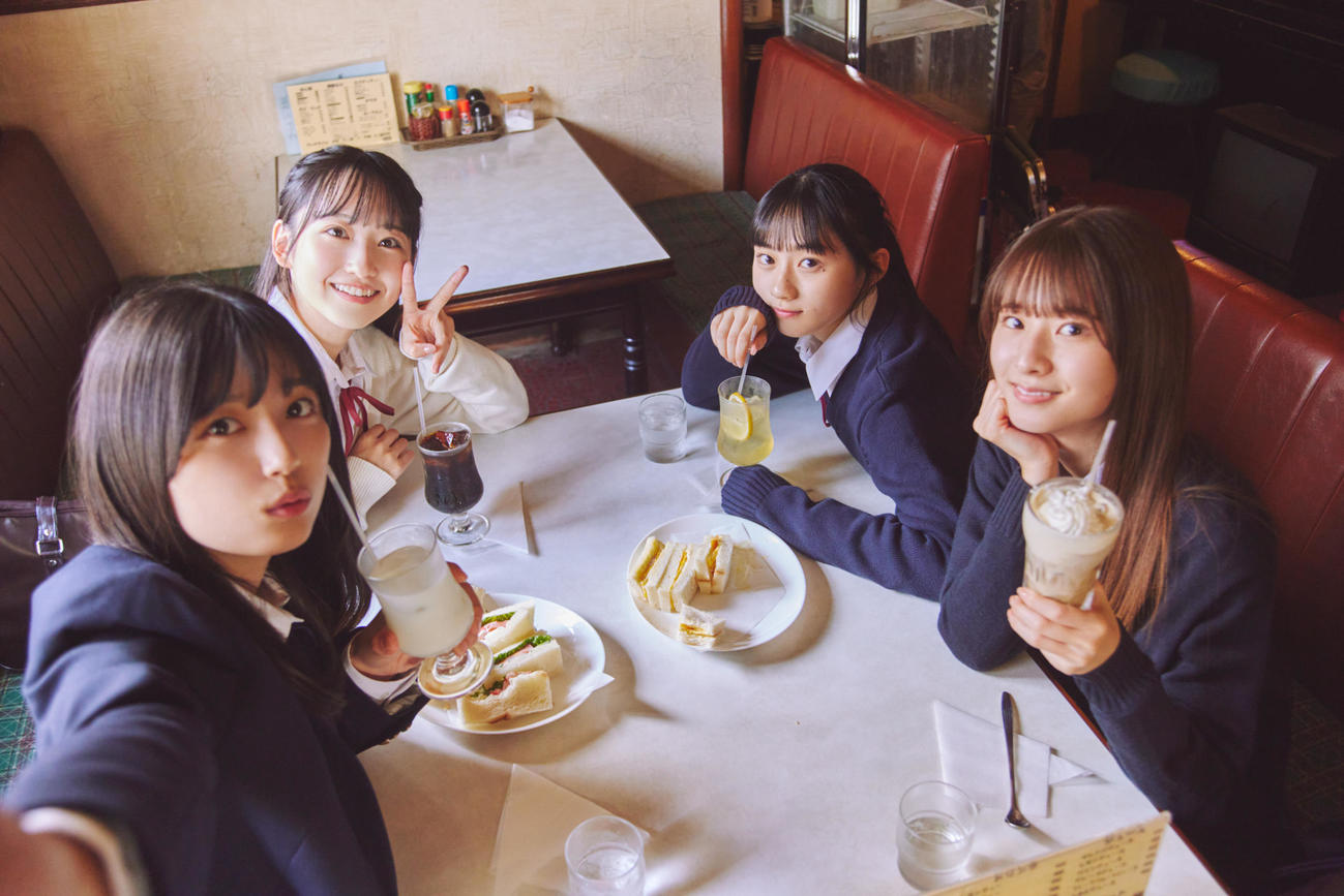 乃木坂46の5期生写真集の先行カット。左から五百城茉央、一ノ瀬美空、川崎桜、菅原咲月（撮影／Sakai De Jun）