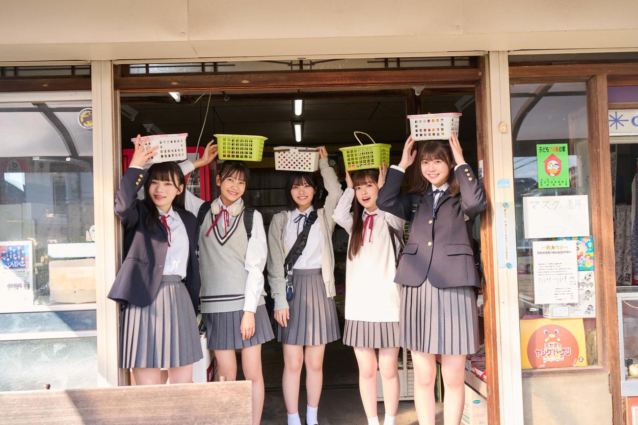 乃木坂46の5期生写真集の先行カット。左から岡本姫奈、奥田いろは、中西アルノ、小川彩、冨里奈央（撮影／花盛友里）