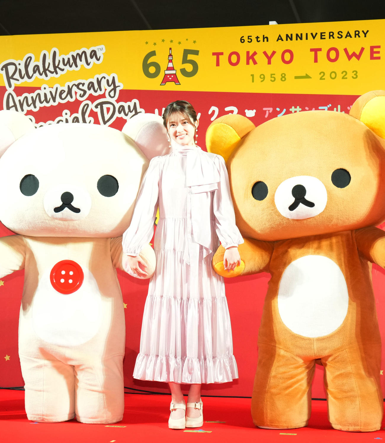 リラックマたちと手をつなぎ笑顔を見せる松村沙友理（撮影・横山健太）