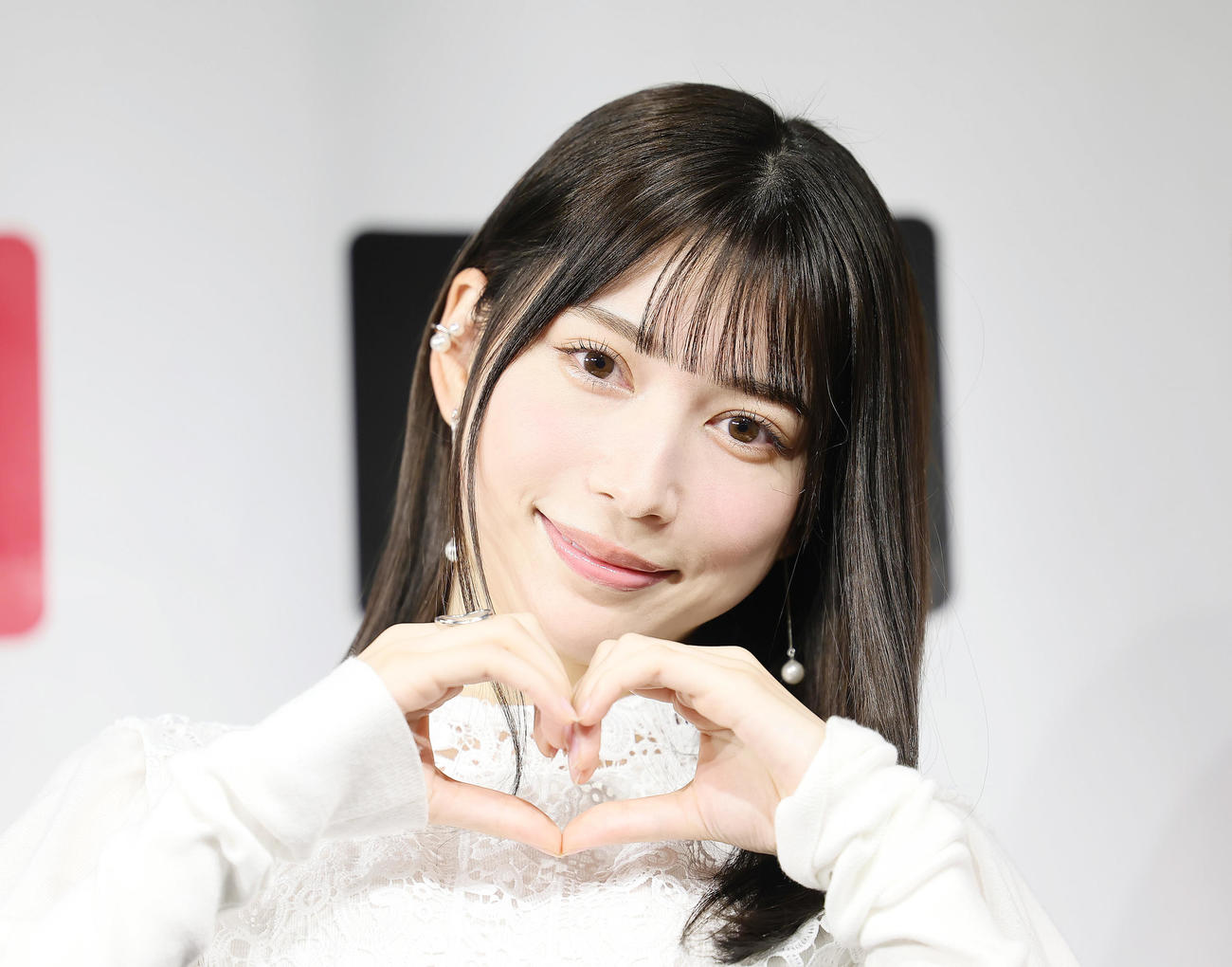 イベントに登場し、ハートポーズを決める雪平莉左（撮影・足立雅史）