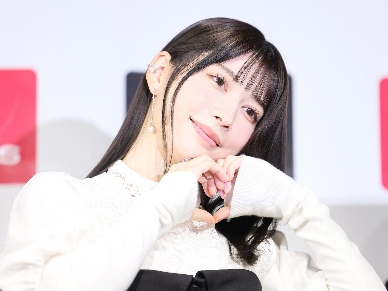 イベントに登場し、ハートポーズを決める雪平莉左（撮影・足立雅史）