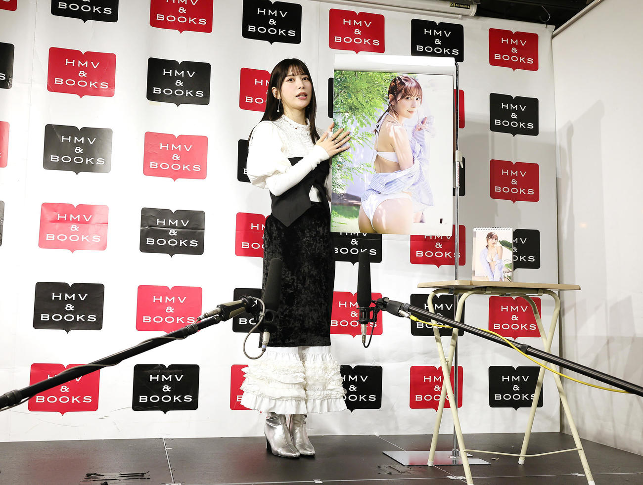 カレンダー発売記念イベントに登場した雪平莉左（撮影・足立雅史）