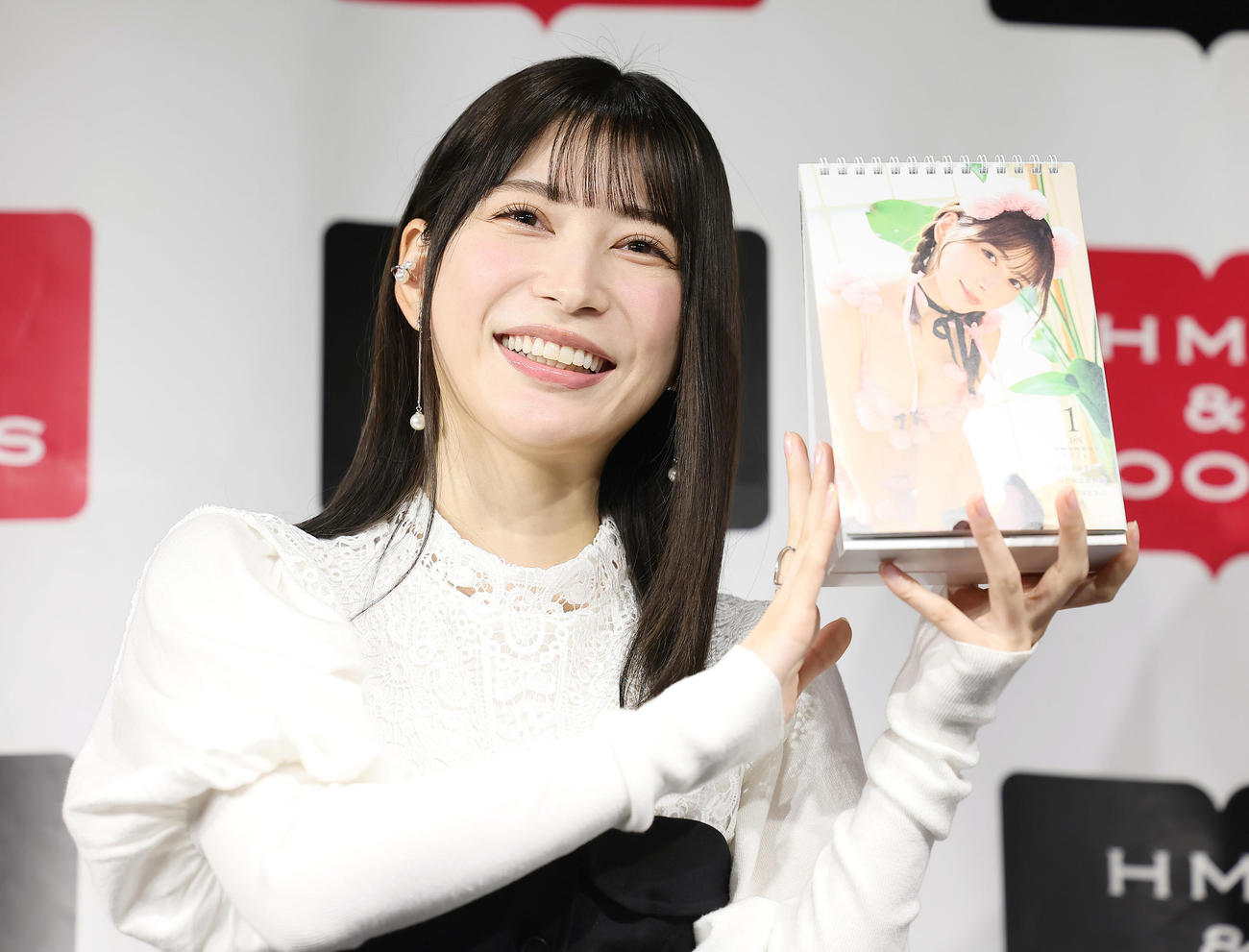 カレンダー発売記念イベントに登場し、笑顔を見せる雪平莉左（撮影・足立雅史）