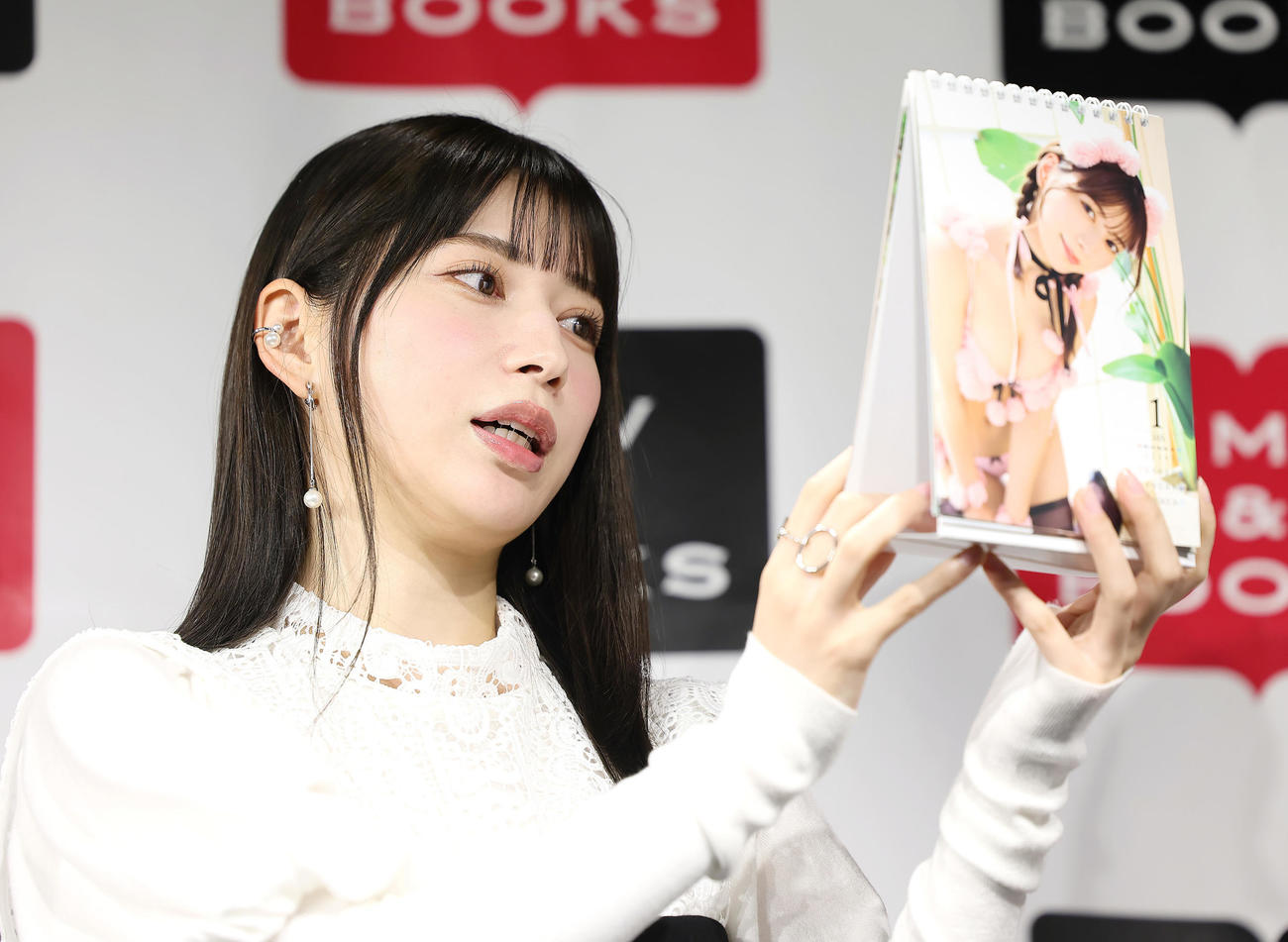 カレンダー発売記念イベントに登場した雪平莉左（撮影・足立雅史）
