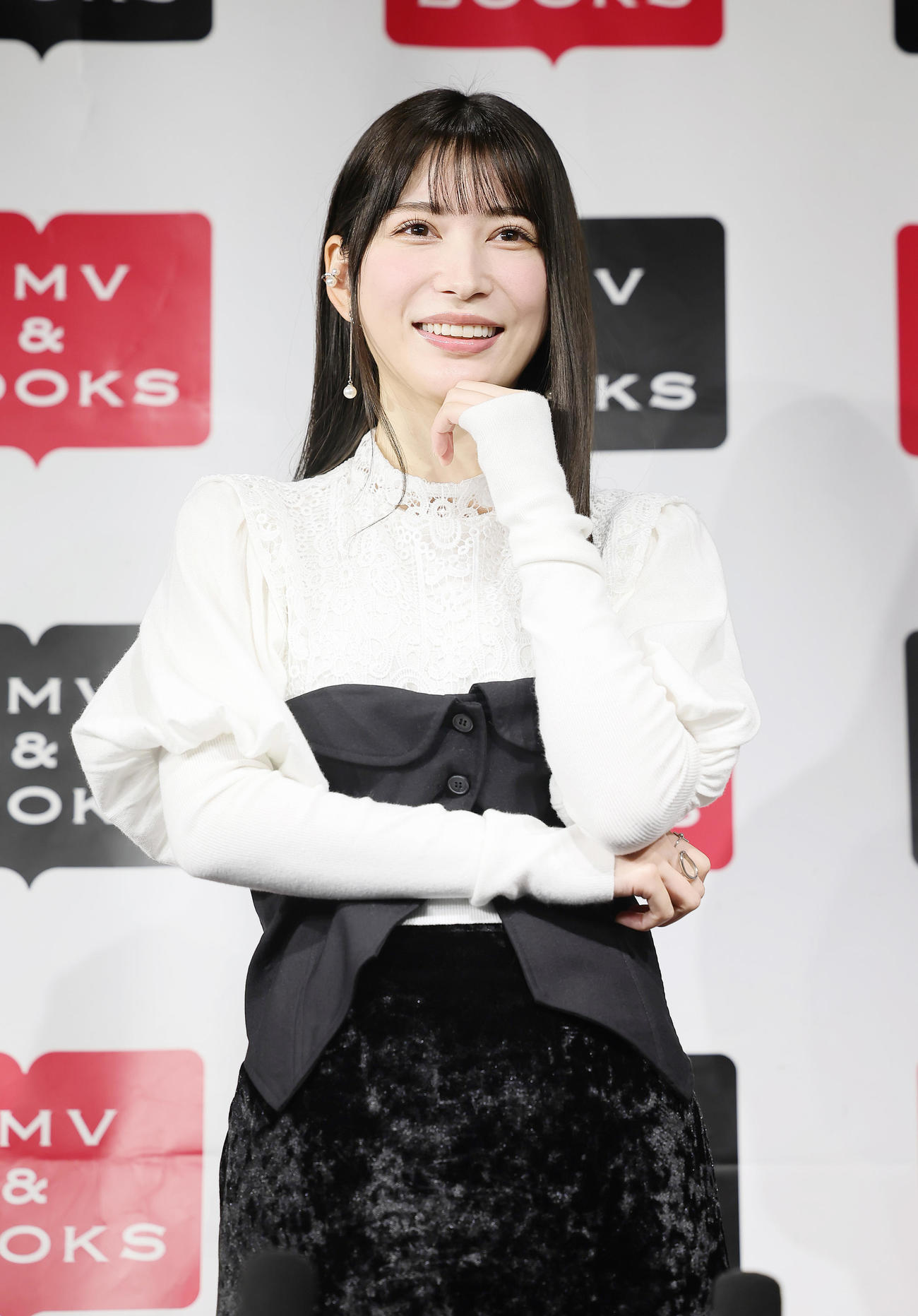 カレンダー発売記念イベントに登場し、笑顔を見せる雪平莉左（撮影・足立雅史）