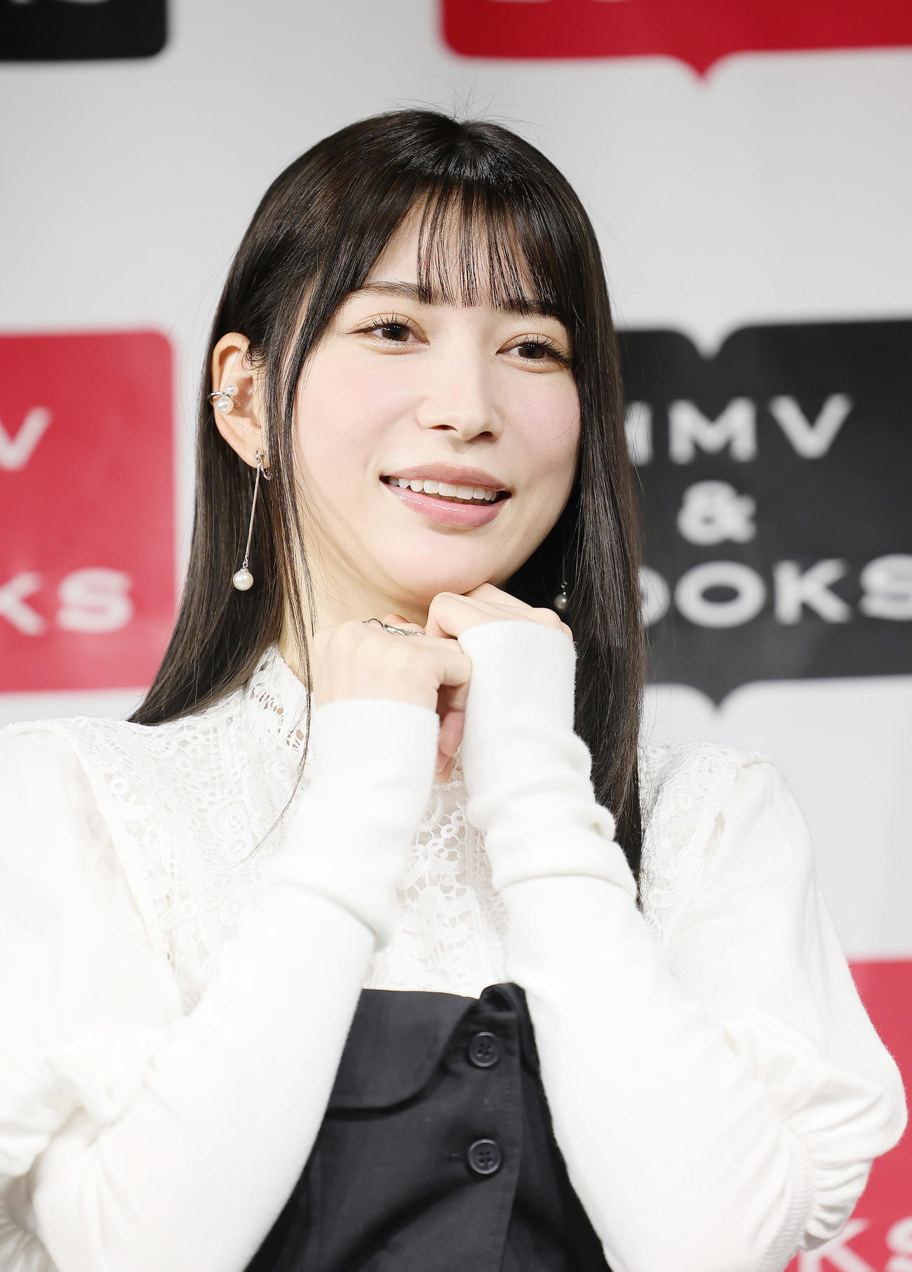 カレンダー発売記念イベントに登場し、笑顔を見せる雪平莉左（撮影・足立雅史）