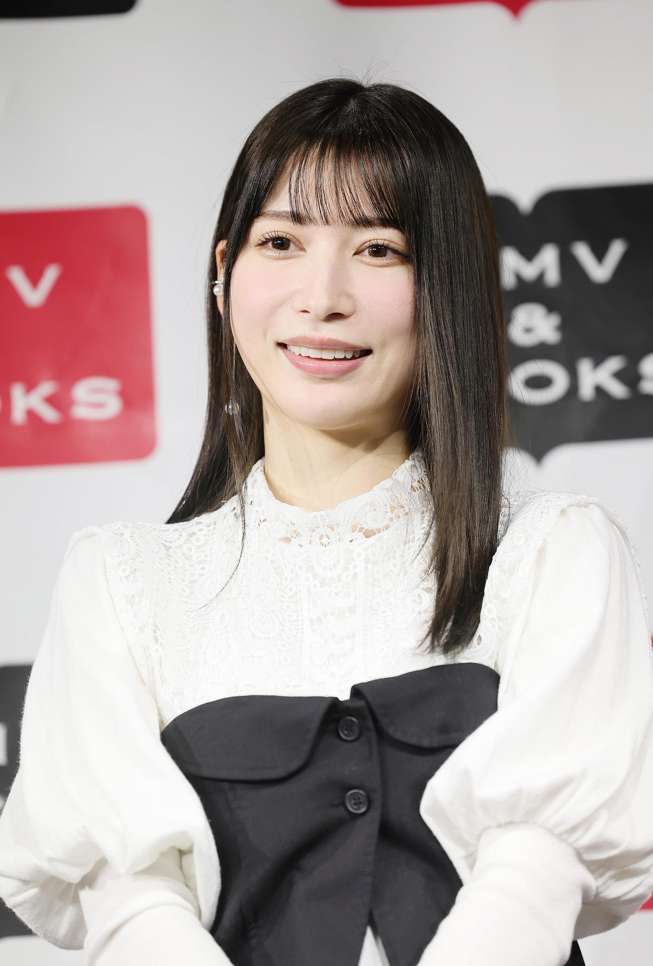 カレンダー発売記念イベントに登場し、笑顔を見せる雪平莉左（撮影・足立雅史）