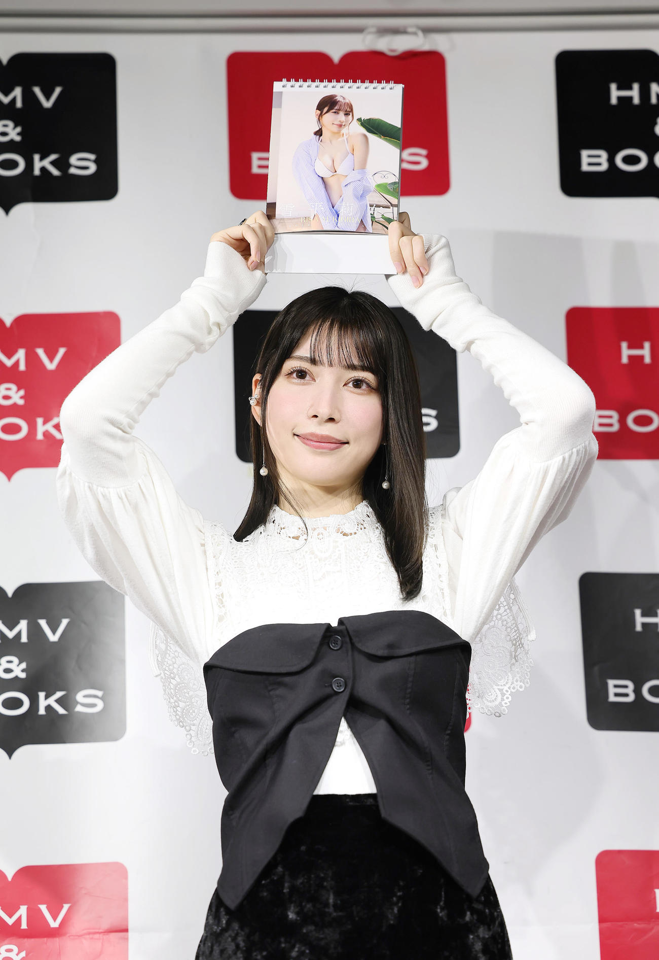 カレンダー発売記念イベントに登場し、ラウンドガール風に紹介する雪平莉左（撮影・足立雅史）