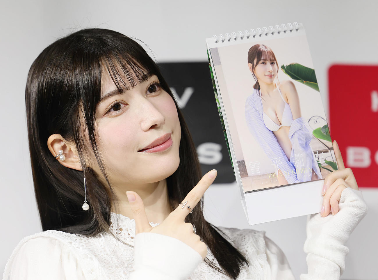 カレンダー発売記念イベントに登場し、笑顔を見せる雪平莉左（撮影・足立雅史）