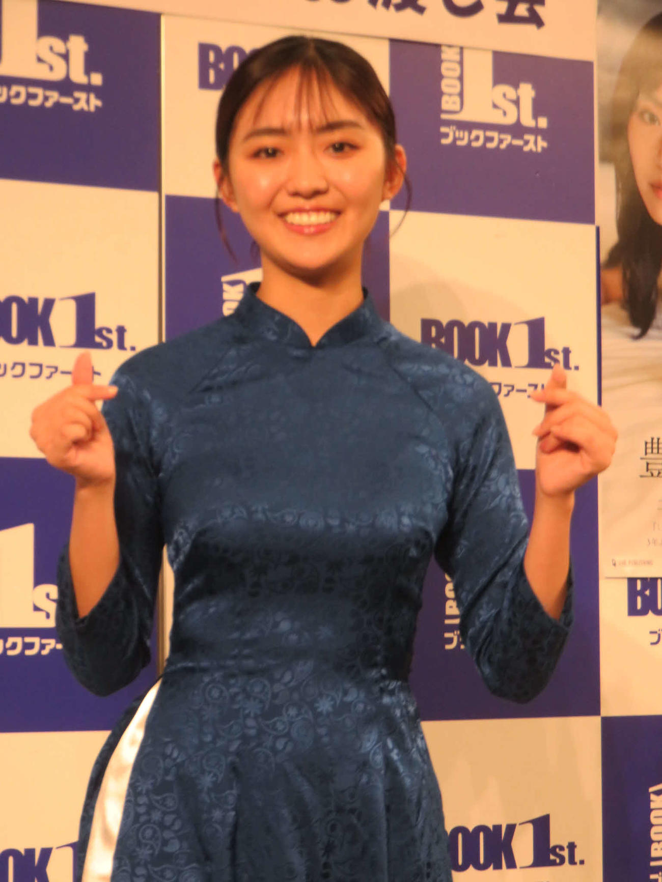 写真集「Good to see Moon」の発売記念イベントを行った豊田ルナ