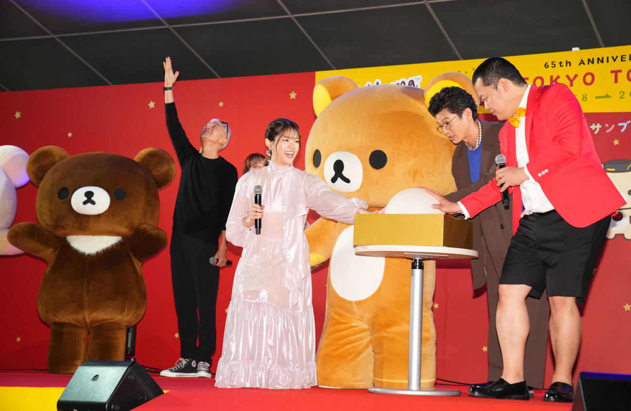 東京タワーを点灯させる、左からマーク・パンサー、松村沙友理、モグライダーの芝大輔、ともしげ（撮影・横山健太）