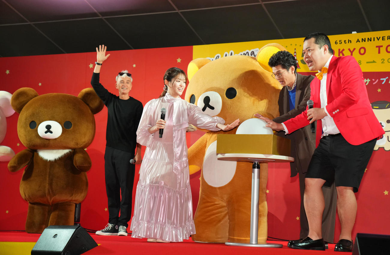 東京タワーを点灯させる、左からマーク・パンサー、松村沙友理、モグライダーの芝大輔、ともしげ（撮影・横山健太）