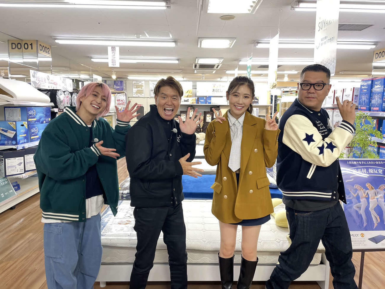 日本テレビ系バラエティー「ヒロミのお節買い！」に出演する、左からSnowMan佐久間大介、ヒロミ、西野未姫、シソンヌの長谷川忍