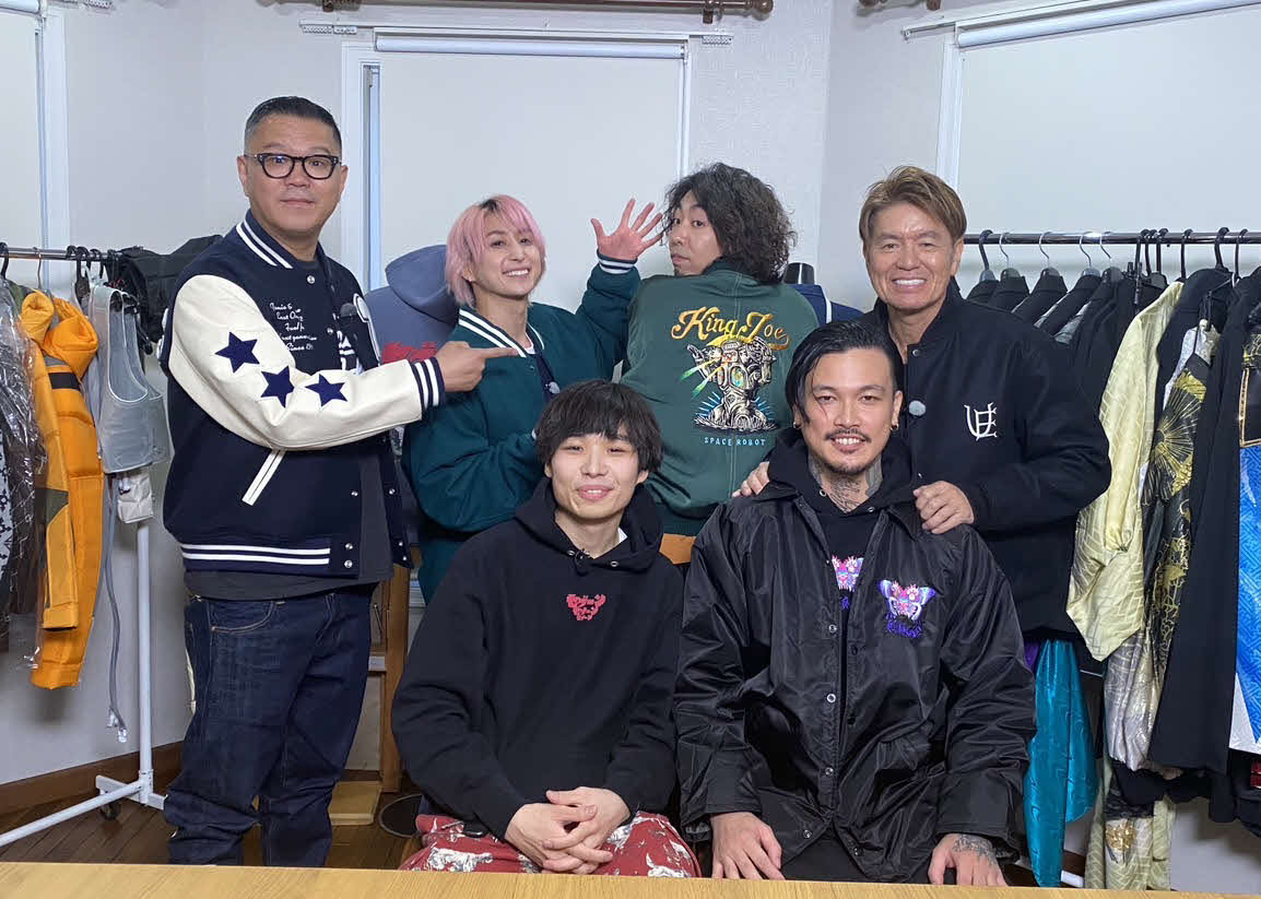 日本テレビ系バラエティー「ヒロミのお節買い！」に出演するヒロミ（後列右端）ら
