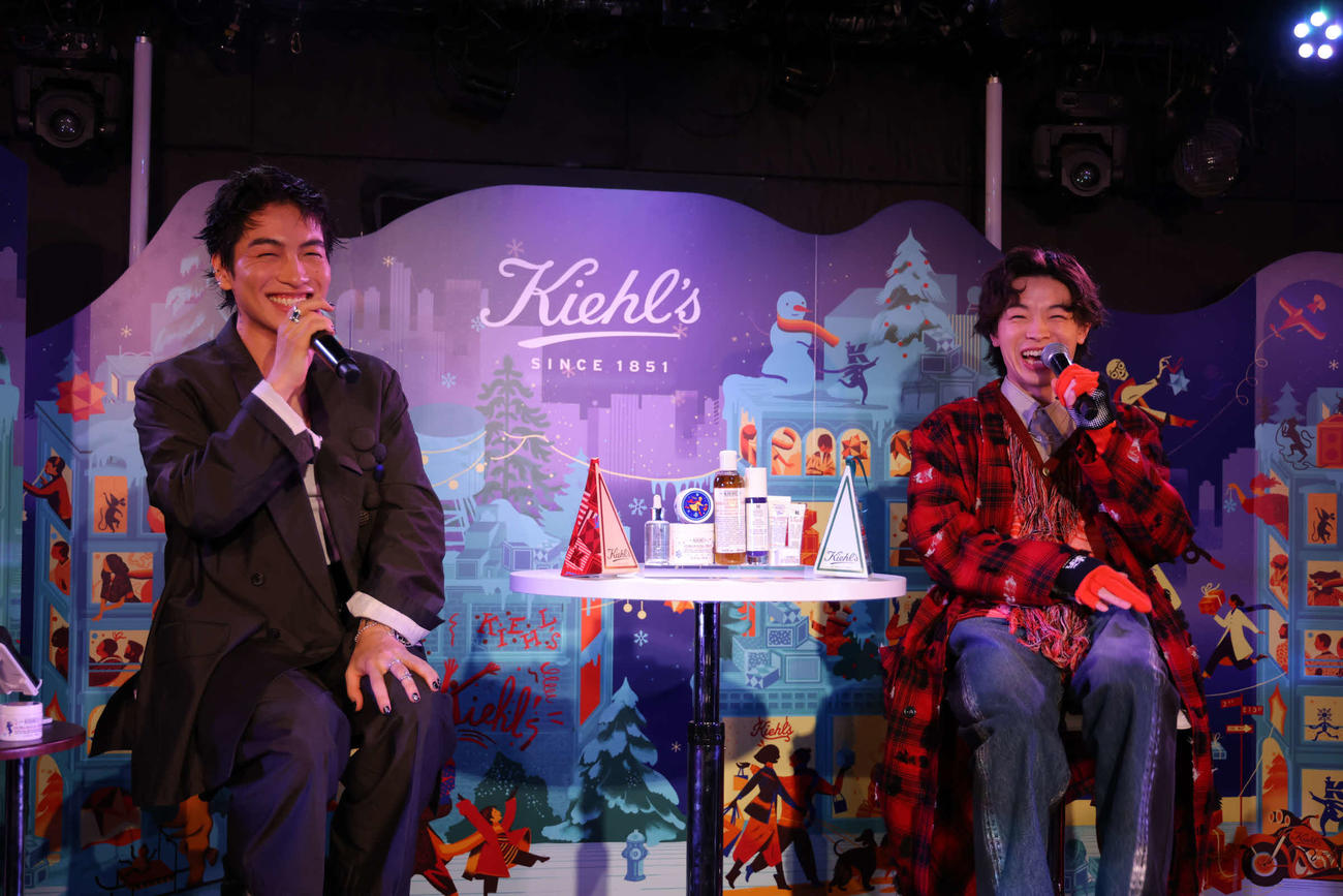 「Kiehl's Holiday LIVE」に登壇したSIRUP（左）とimase