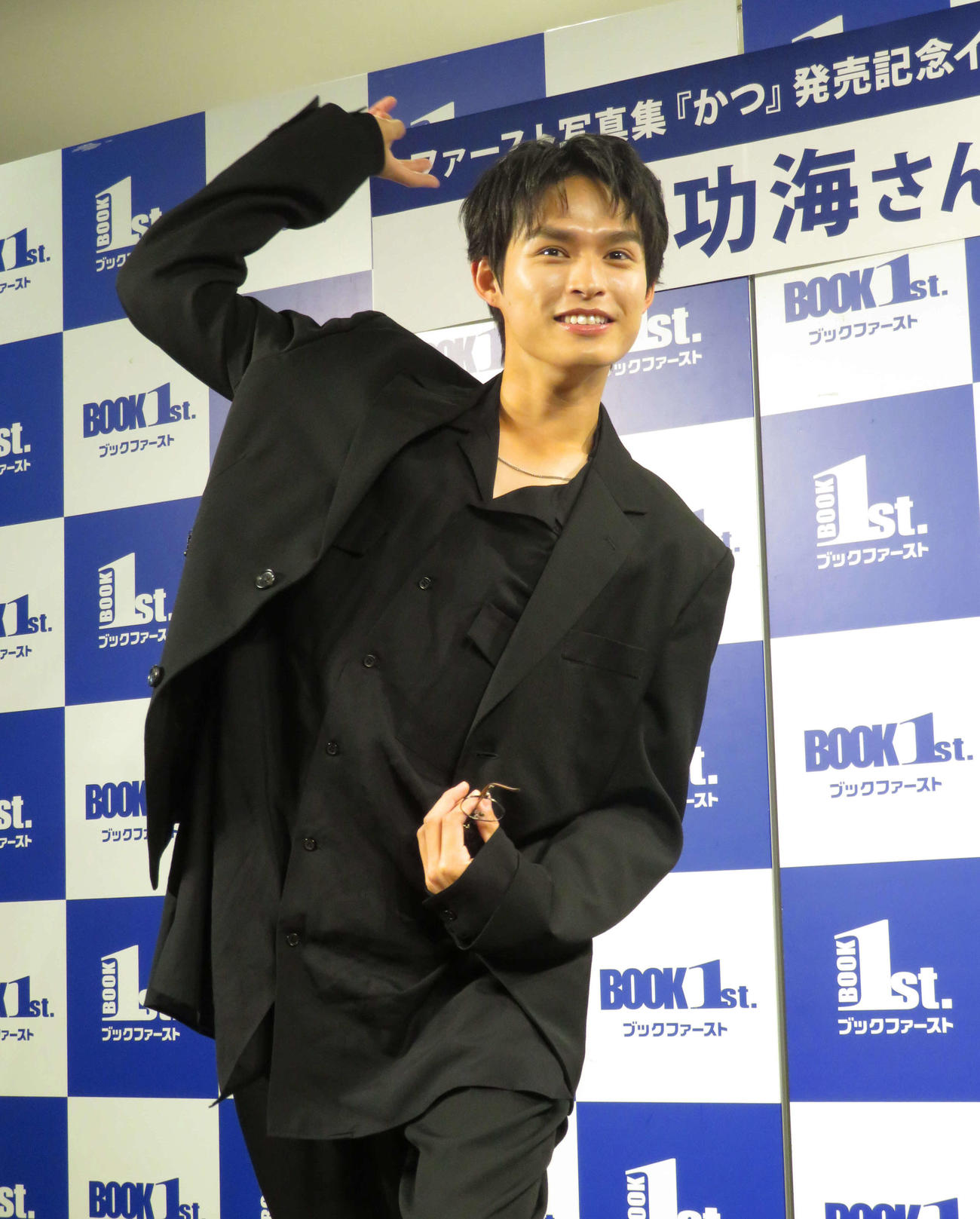 ファースト写真集「かつ」発売記念イベント取材会に出席し、投球モーションを披露する兵頭功海